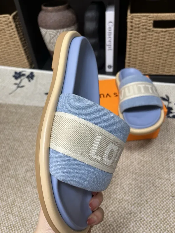 P320💰[New model] Long-term availability, 2025 new model, couple model [LOUlS VUlTTON] comes with drawer box, bag, card, invoice "Louis Vuitton ~ unique modern sandals. 》LV counter purchasing 🏃Men's and women's casual slippers, sold at the same time at the counter, the original old flower material upper is soft and comfortable, (refuses to discolor and rub the feet) sole: original factory special combination original sole, code number: 35--46 4 multiple colors 🉑️ to choose from